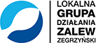 Logo Lokalnej Grupy Działania Zalew Zegrzyński, niebieski i granarowy element układający się w białą rybę w środku, z boku napisy Lokalna Grupa Działania Zalew Zegrzyński